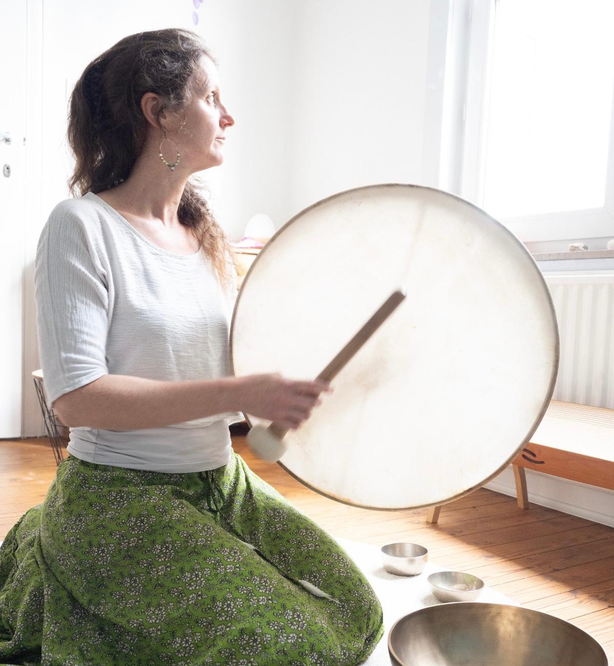 Nathalie Houtman jouant du tambour chamanique