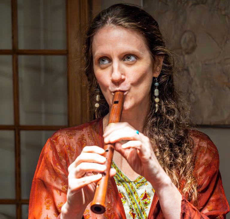 Nathalie Houtman jouant de la flûte